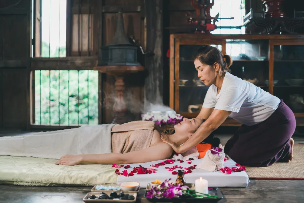 Massage thai traditionnel pratique dans un cadre serein