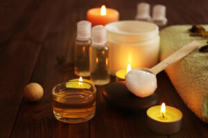 Ambiance spa avec bougies et huiles essentielles
